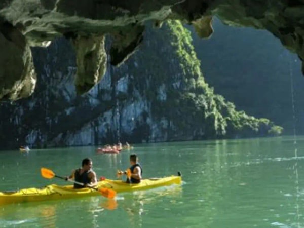 Lan Ha Bay Cruise Day Trip: Sea food lunch, Kayaking, Sandy Beach, Tunnel caves